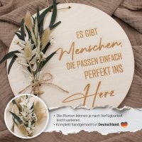 Holzscheibe Freundschaft mit weißen Trockenblumen