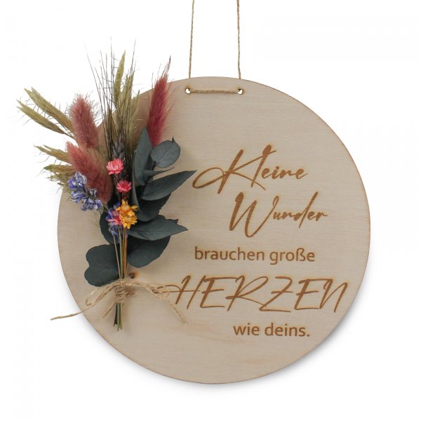 Holzscheibe Hebamme mit bunten Trockenblumen