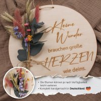 Holzscheibe Hebamme mit bunten Trockenblumen