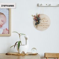 Holzscheibe Hebamme mit bunten Trockenblumen
