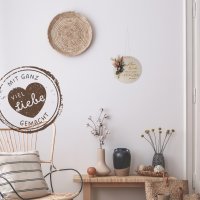 Holzscheibe Hebamme mit bunten Trockenblumen