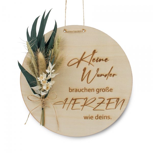Holzscheibe Hebamme mit weißen Trockenblumen