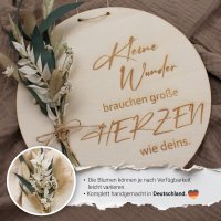 Holzscheibe Hebamme mit weißen Trockenblumen