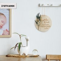 Holzscheibe Hebamme mit weißen Trockenblumen