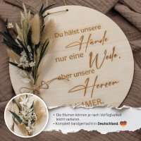 Holzscheibe Mama mit weißen Trockenblumen