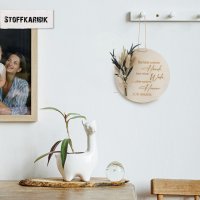 Holzscheibe Mama mit weißen Trockenblumen