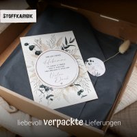Holzscheibe Hebamme mit bunten Trockenblumen