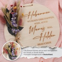 Holzscheibe Hebamme mit bunten Trockenblumen