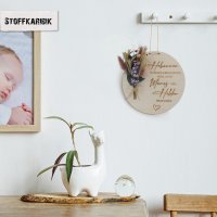 Holzscheibe Hebamme mit bunten Trockenblumen