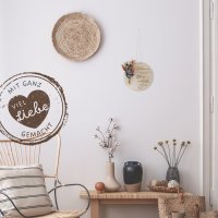 Holzscheibe Hebamme mit bunten Trockenblumen