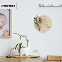 Holzscheibe Hebamme mit weißen Trockenblumen