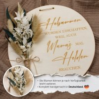 Holzscheibe Hebamme mit weißen Trockenblumen