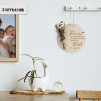 Holzscheibe Zuhause mit bunten Trockenblumen