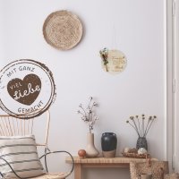 Holzscheibe Zuhause mit bunten Trockenblumen