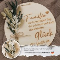 Holzscheibe Zuhause mit weißen Trockenblumen