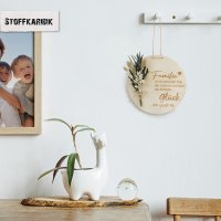 Holzscheibe Zuhause mit weißen Trockenblumen